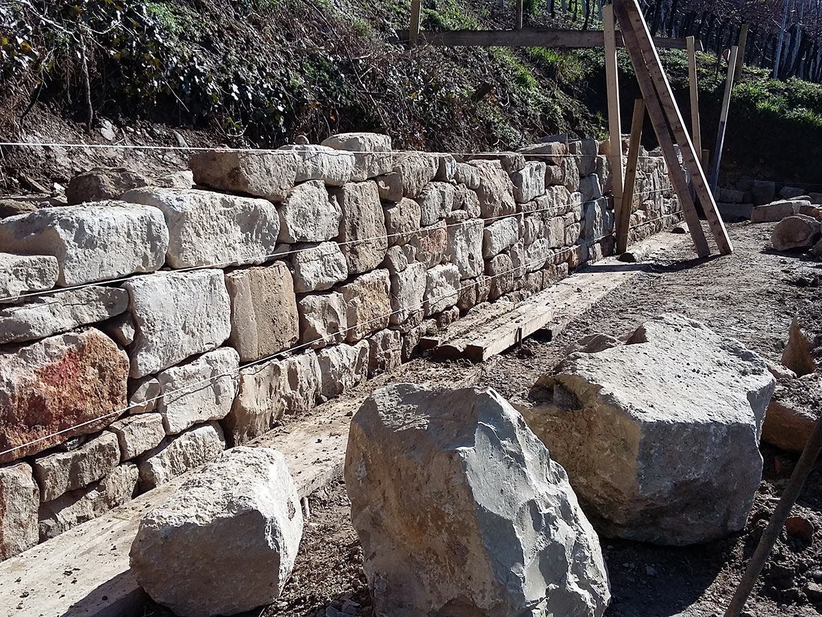 Foto vom Bau der Natursteinmauer für den neuen Vesperplatz in Hacherberg