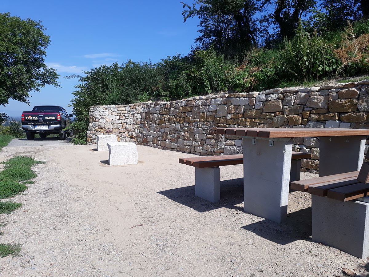 Foto vom Bau der Natursteinmauer für den neuen Vesperplatz in Hacherberg