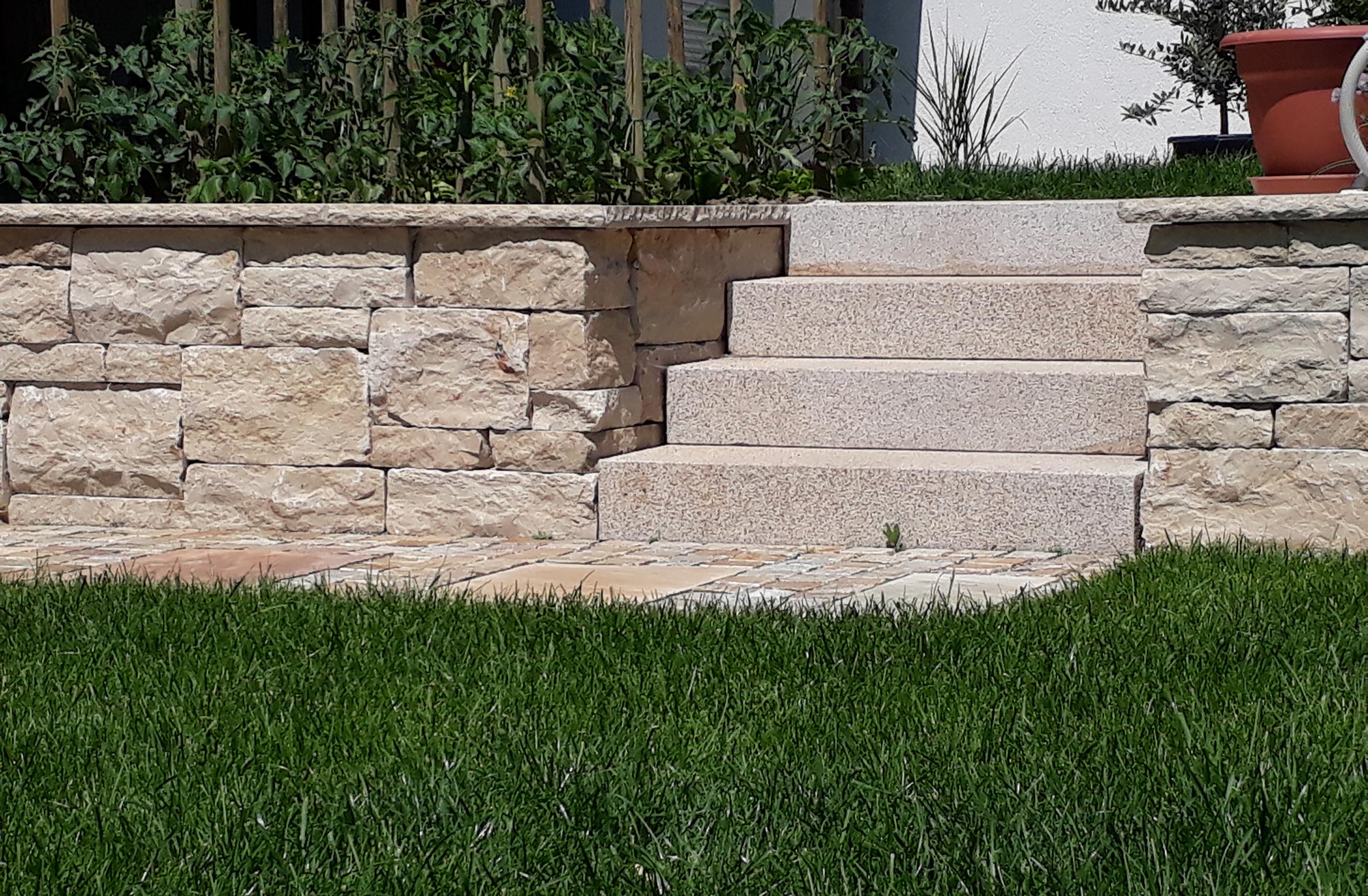 Treppe in den Garten, gebaut von Flora Gartenbau, Müllheim