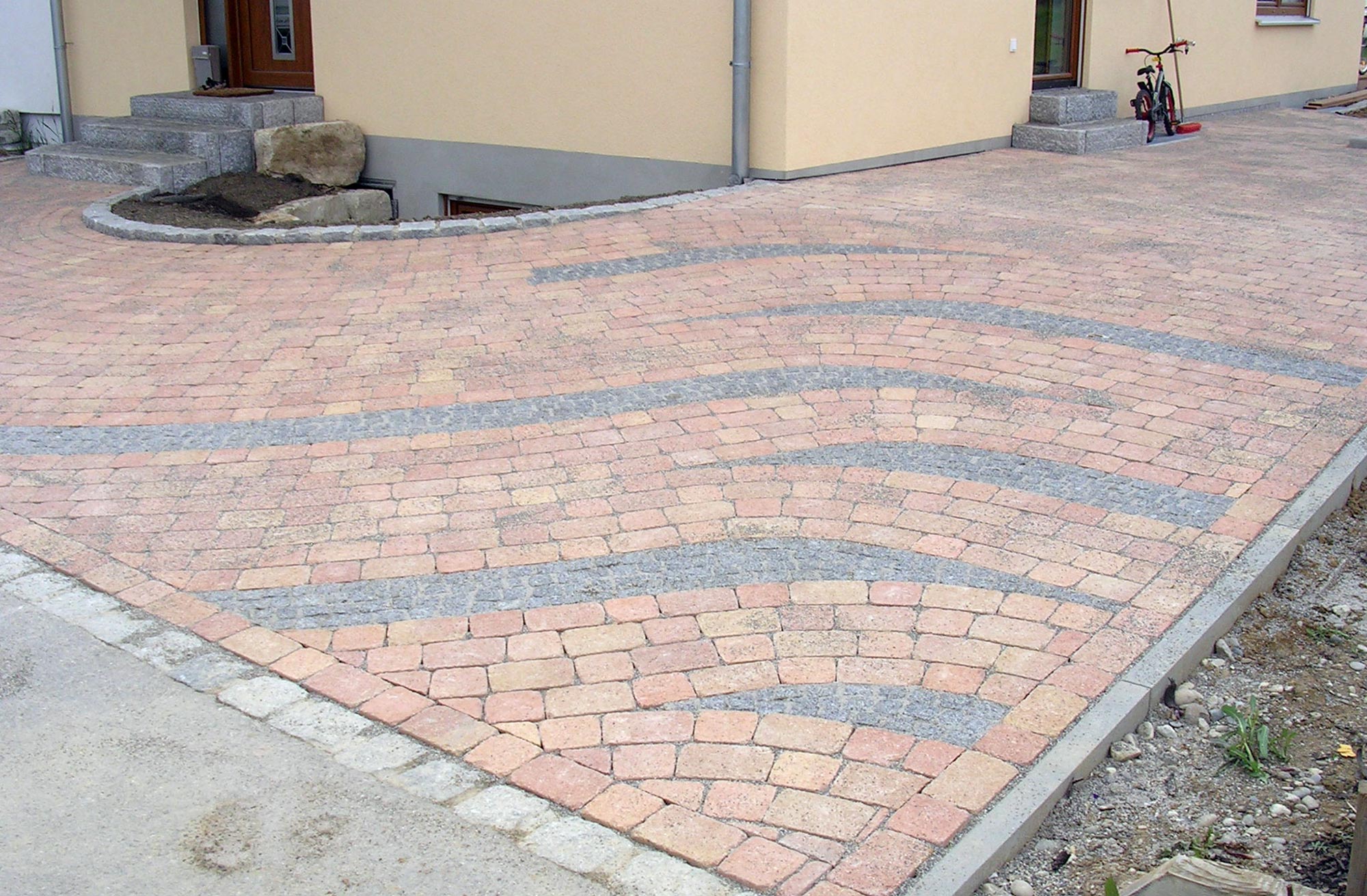 gepflasterte Fläche mit zweierlei Steingroessen, geplastert und gestaltet von Flora-Gartenbau, Auggen