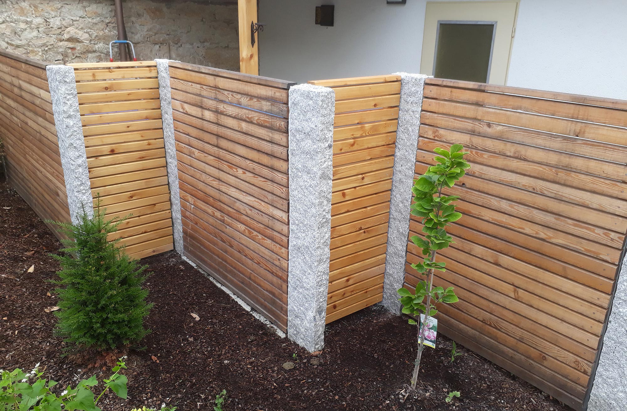 Zaun und Sichtschutz in einem Garten, gebaut von Flora-Gartenbau