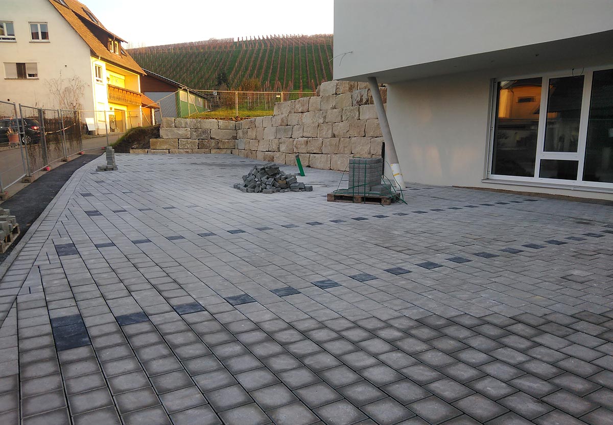 Foto von den frisch gepflasterten Parkplätzen vor dem neuen Kindergarten in Auggen, Pflaster gelegt von Flora Garten- und Landschaftsbau