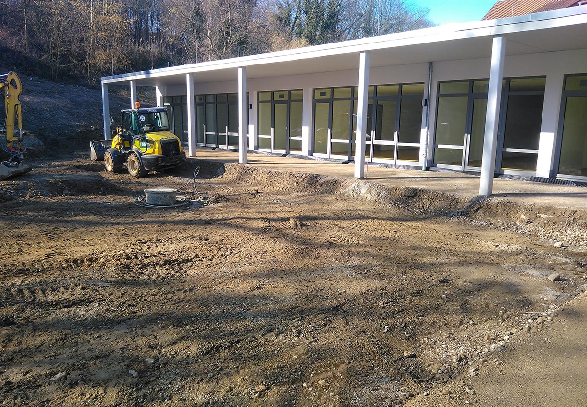 Foto von Erdarbeiten mit Bagger in den Außenanlagen vom Kindergarten Rosenburg in Müllheim.