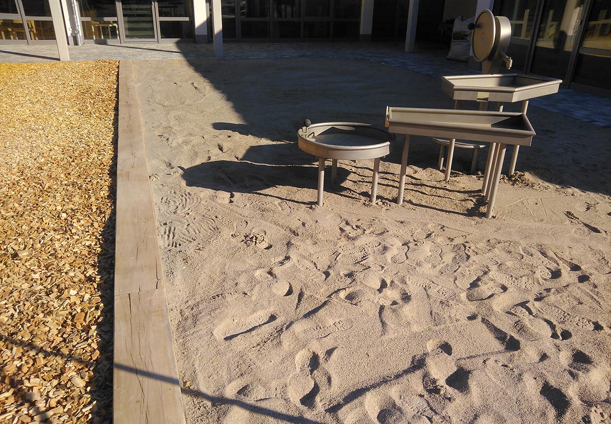Foto vom Wasserspielgerät auf einer Sandfläche in den Außenanlagen des Kindergartens Rosenburg in Müllheim