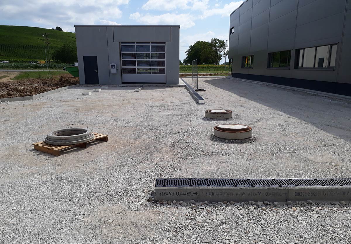 Parkplatz und Außengelände, geplant und umgesetzt von Flora Garten- und Landschaftsbau aus Auggen, Südbaden